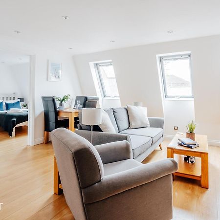 Central 3 Bed Apartment At Regents Court, Newbury 뉴버리 외부 사진