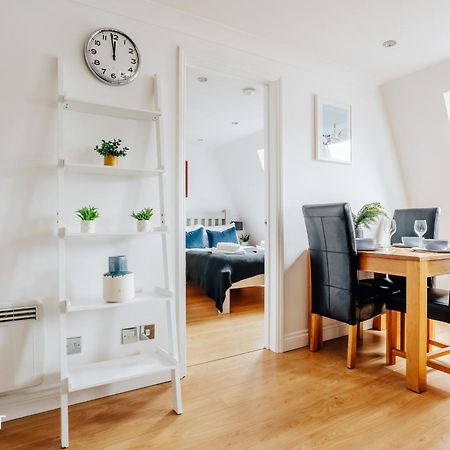 Central 3 Bed Apartment At Regents Court, Newbury 뉴버리 외부 사진