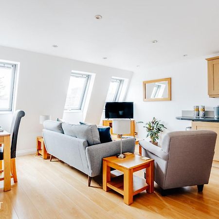 Central 3 Bed Apartment At Regents Court, Newbury 뉴버리 외부 사진