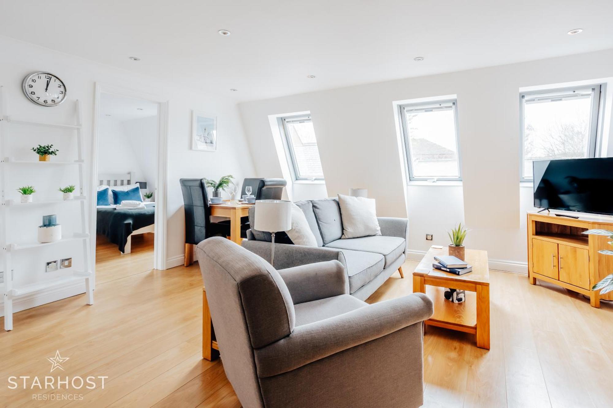 Central 3 Bed Apartment At Regents Court, Newbury 뉴버리 외부 사진