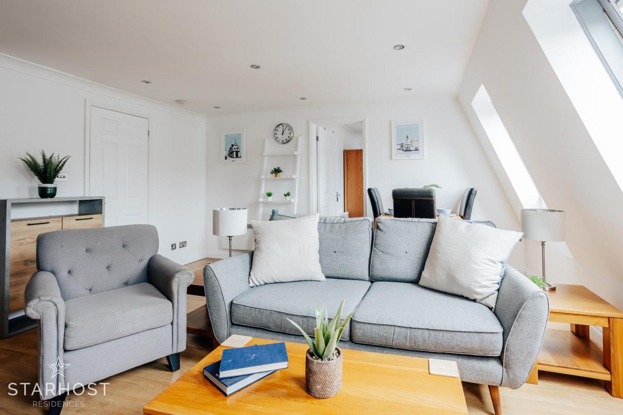 Central 3 Bed Apartment At Regents Court, Newbury 뉴버리 외부 사진