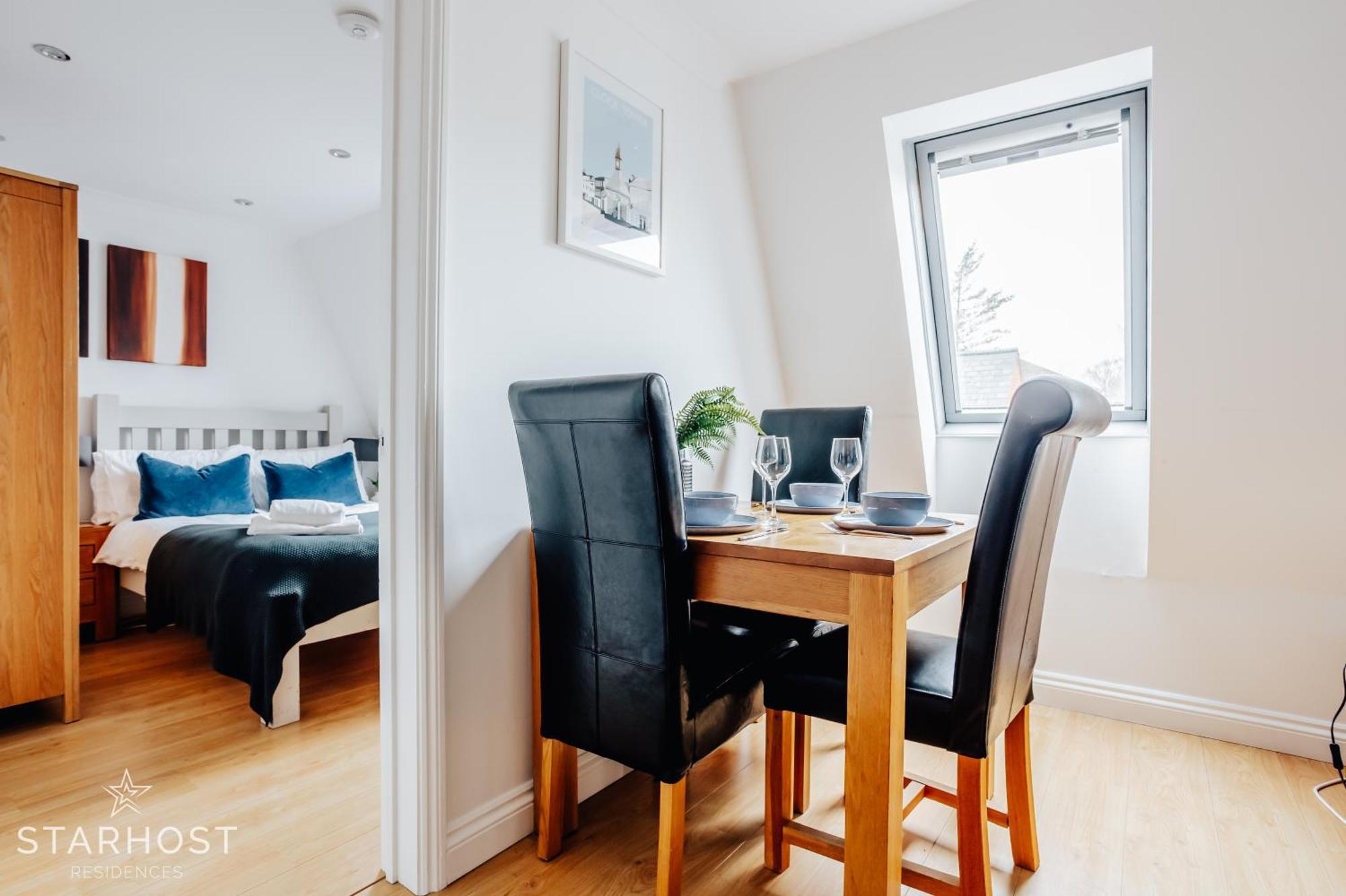 Central 3 Bed Apartment At Regents Court, Newbury 뉴버리 외부 사진