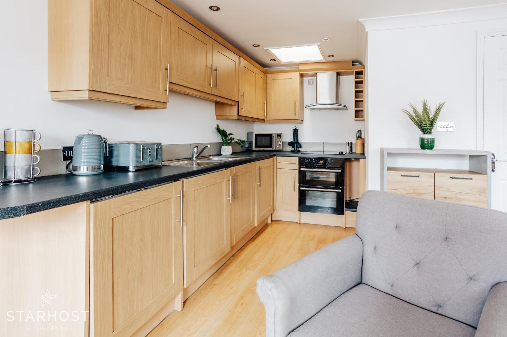 Central 3 Bed Apartment At Regents Court, Newbury 뉴버리 외부 사진