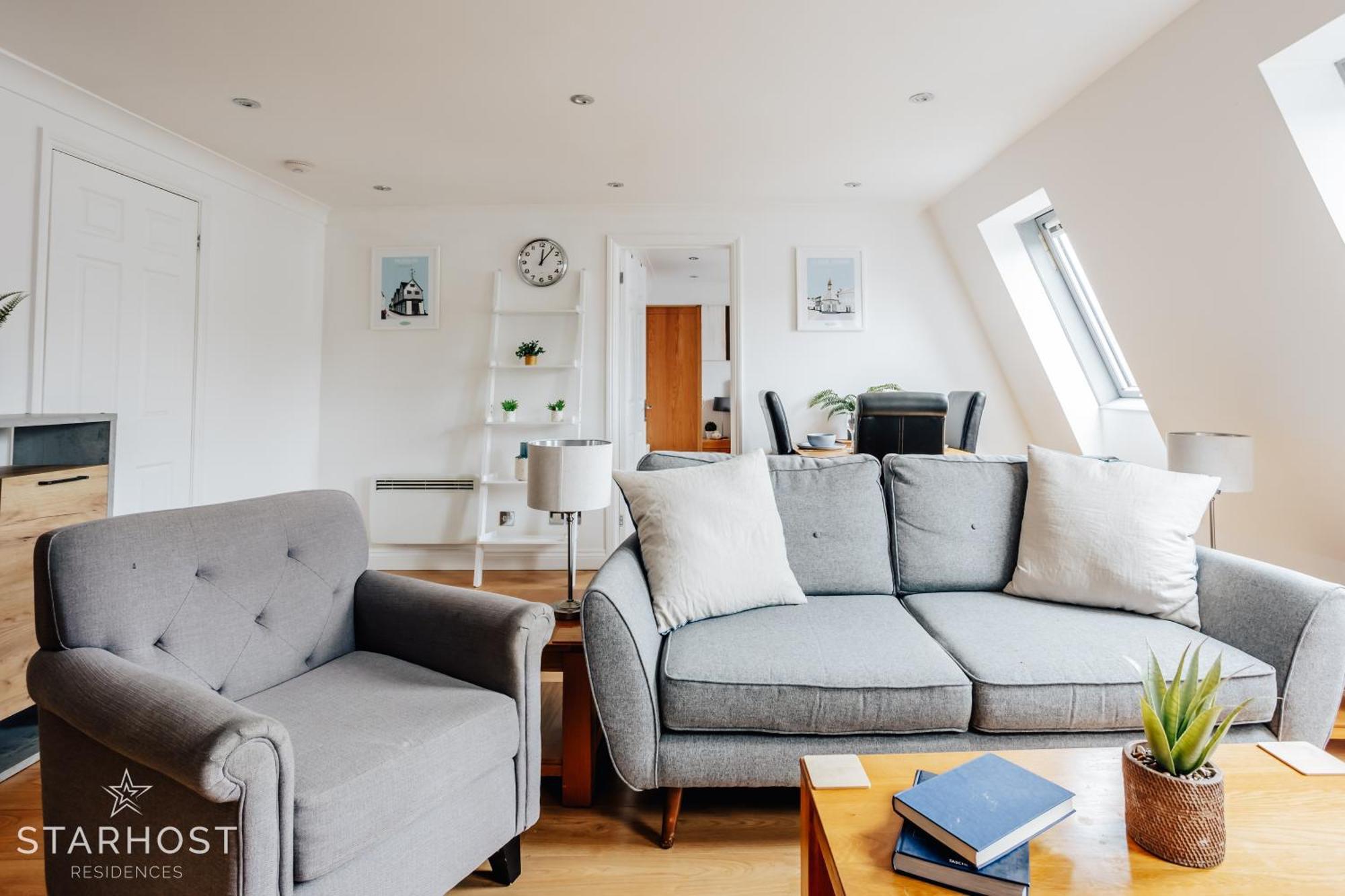 Central 3 Bed Apartment At Regents Court, Newbury 뉴버리 외부 사진