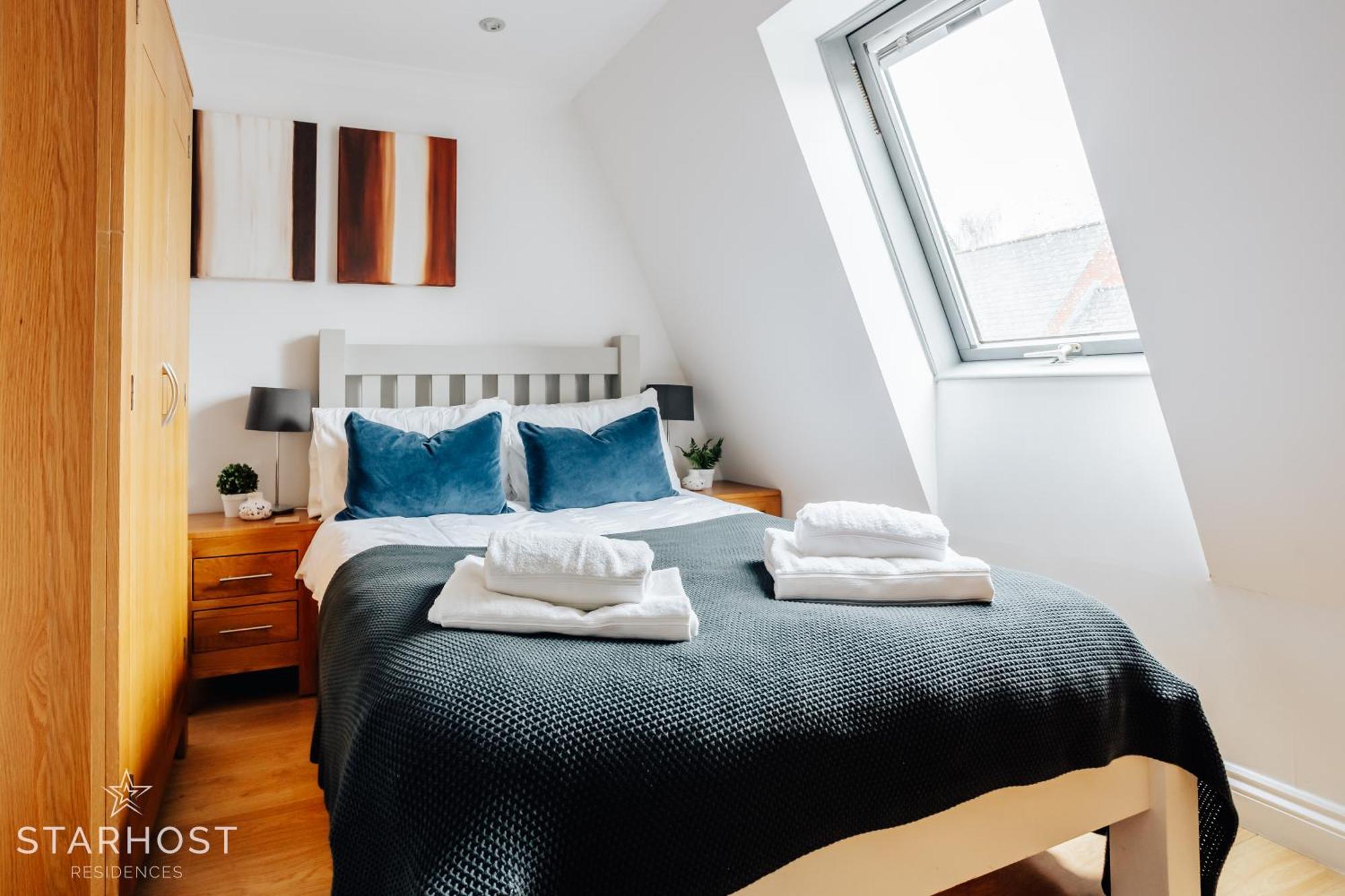 Central 3 Bed Apartment At Regents Court, Newbury 뉴버리 외부 사진