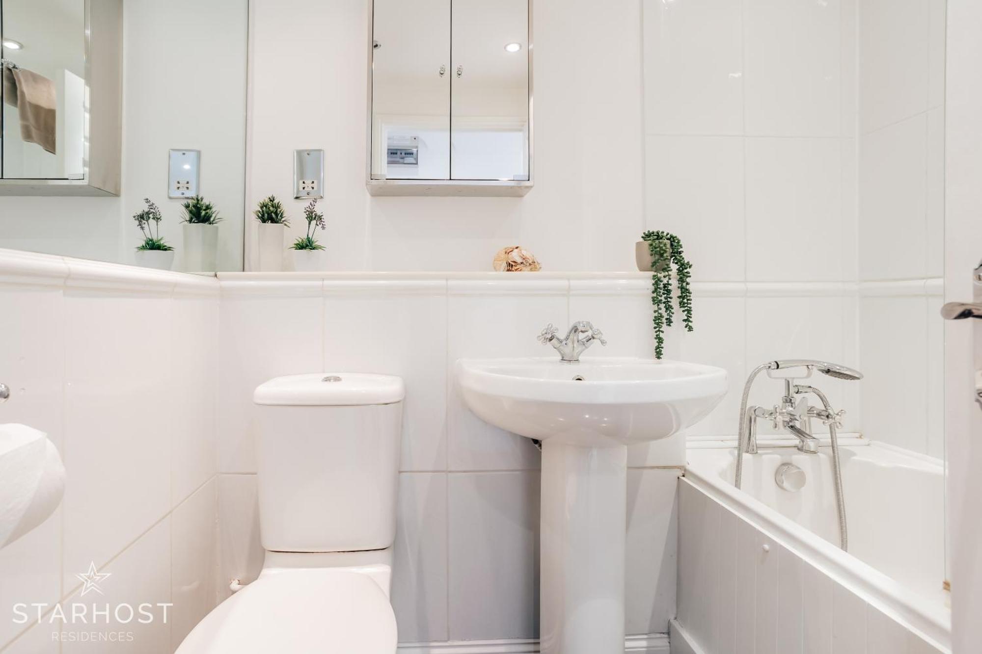 Central 3 Bed Apartment At Regents Court, Newbury 뉴버리 외부 사진
