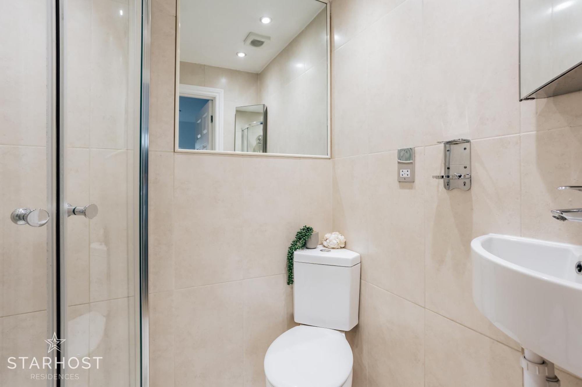Central 3 Bed Apartment At Regents Court, Newbury 뉴버리 외부 사진