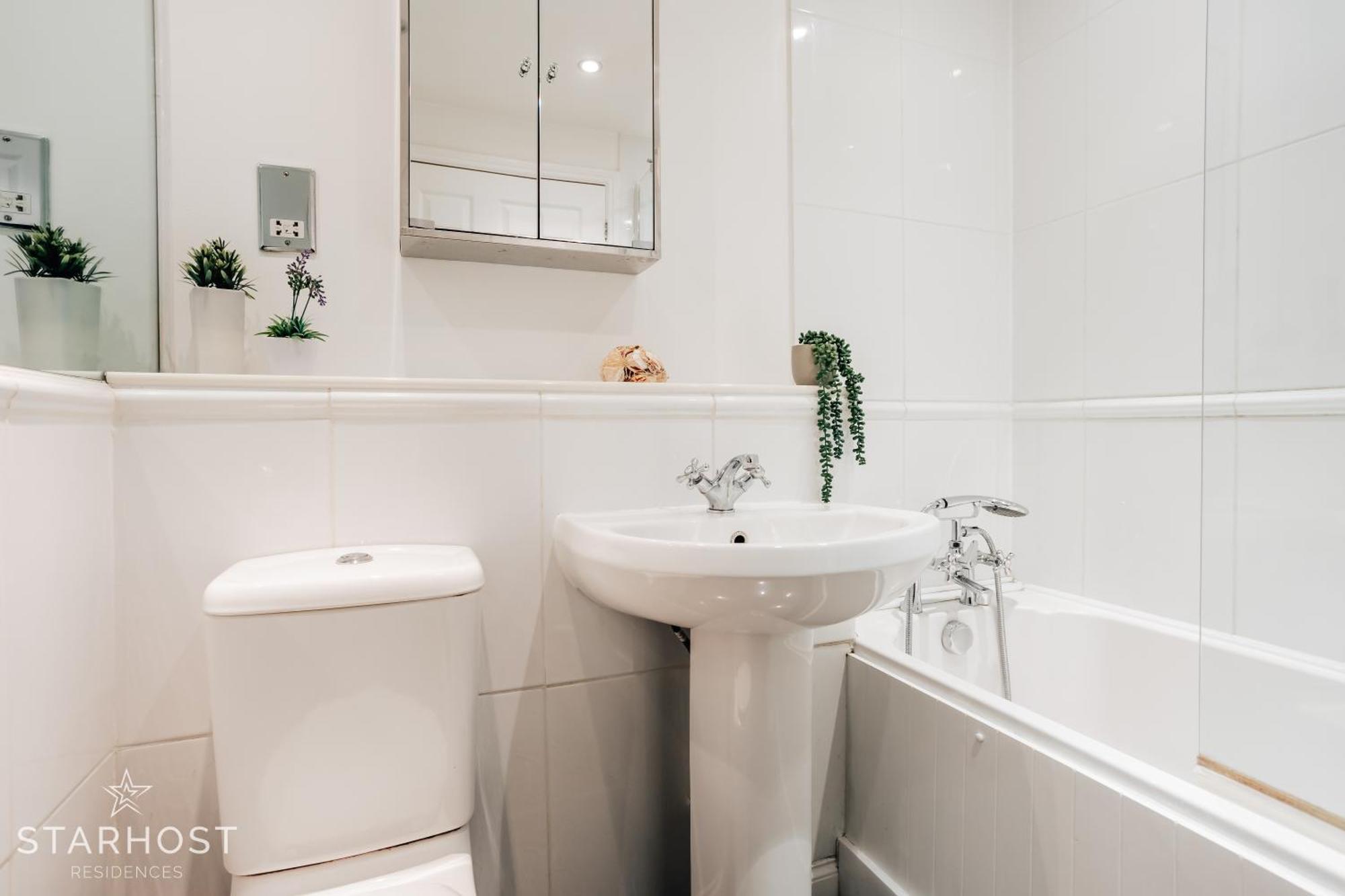 Central 3 Bed Apartment At Regents Court, Newbury 뉴버리 외부 사진